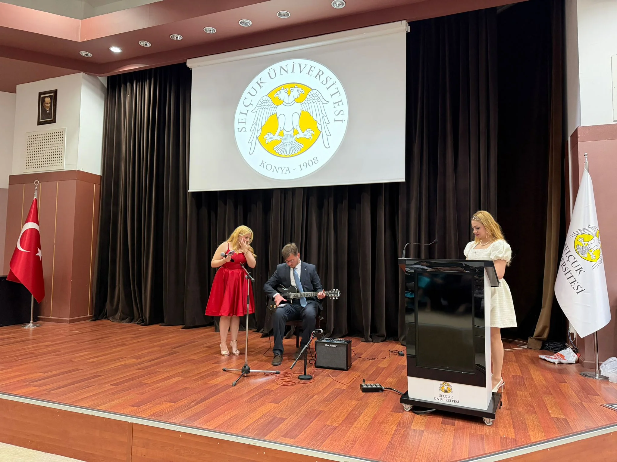 Selçuk Üniversitesi Rus Dili ve Edebiyatı Bölümünde Mezuniyet Coşkusu